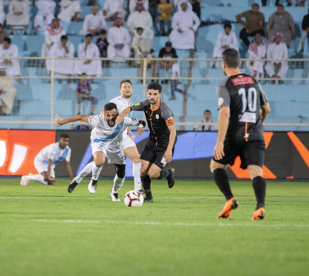 «الشباب» يهزم «الباطن» بهدفين