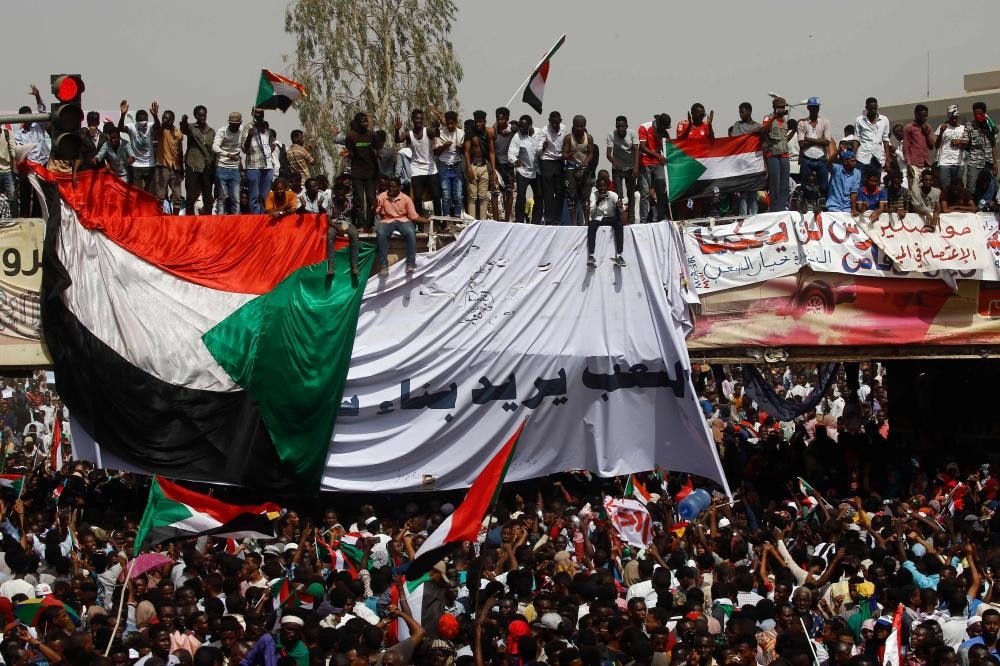 الجيش يطالب السودانيين الالتزام بحظر التجوال