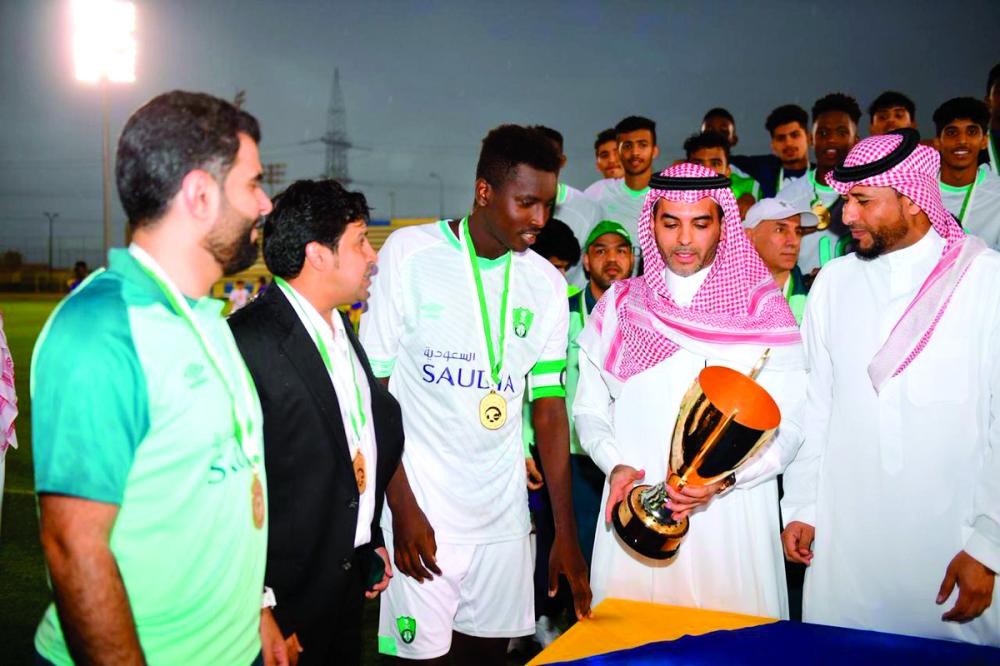 الأهلي يتوج رسميا بدوري الناشئين