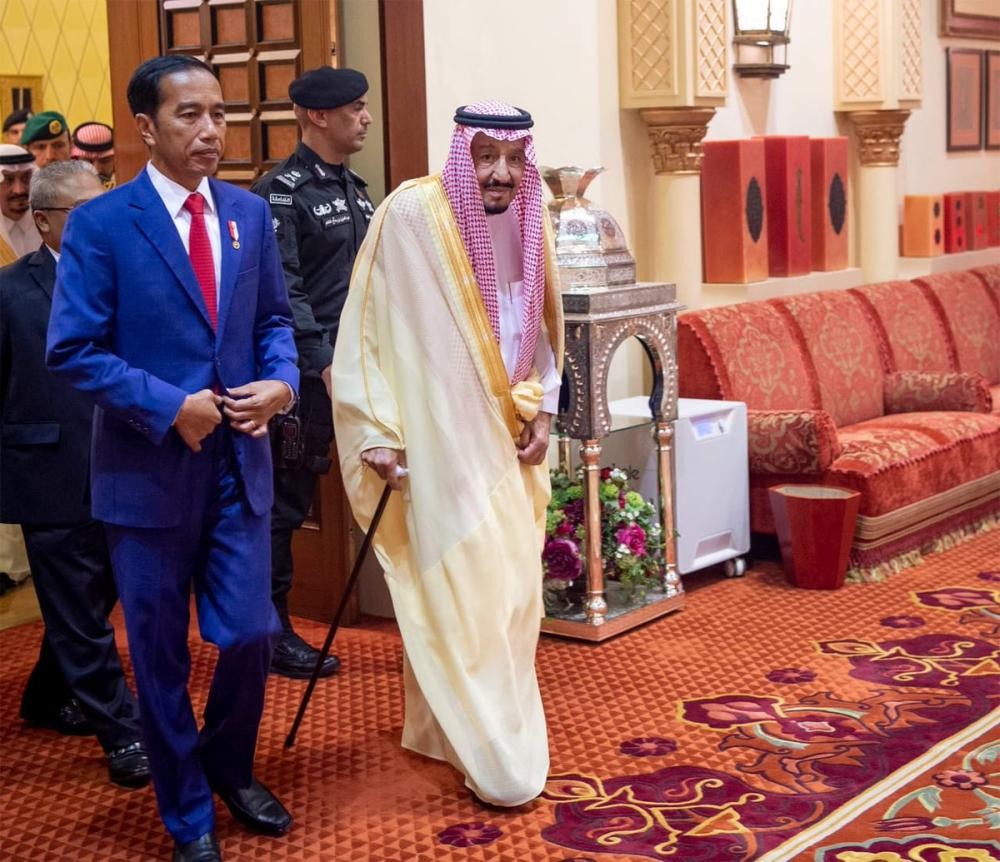 الملك يبحث مستجدات الأحداث مع الرئيس الإندونيسي