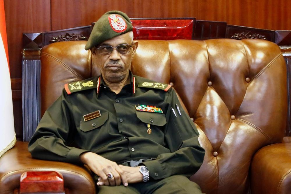 إحالة وزير الدفاع السوداني للتقاعد 