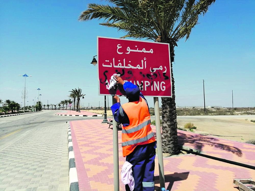 رفع ألفي متر أنقاض وإزالة 30 لوحة مخالفة برأس تنورة