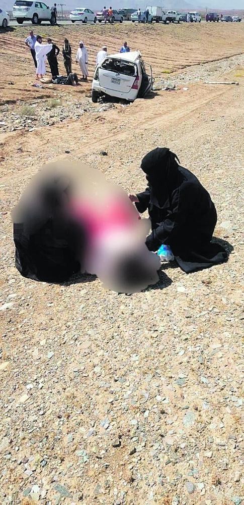 ممرضة تنقذ أما وطفلتها على الطريق