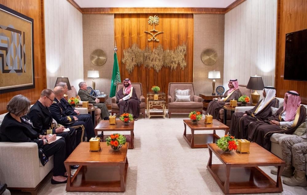 ولي العهد يلتقي قائد القيادة المركزية الأمريكية
