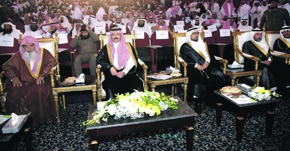 محافظ الأحساء يكرم حفظة القرآن الكريم