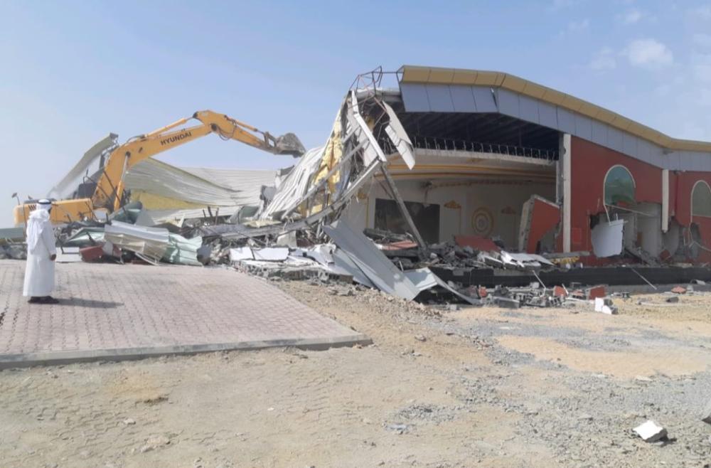 إزالة قاعة أفراح مخالفة بجدة  