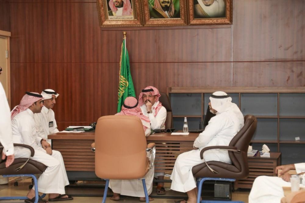 أمير عسير يناقش الاحتياجات التنموية للبرك
