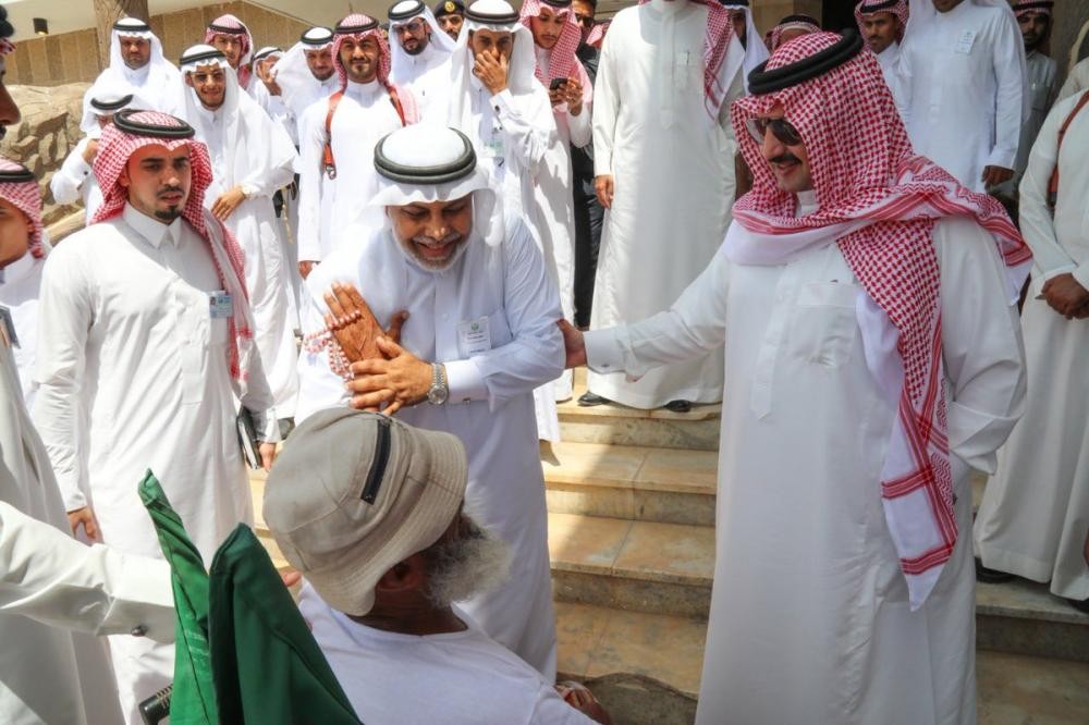 أمير عسير يناقش الاحتياجات التنموية للبرك