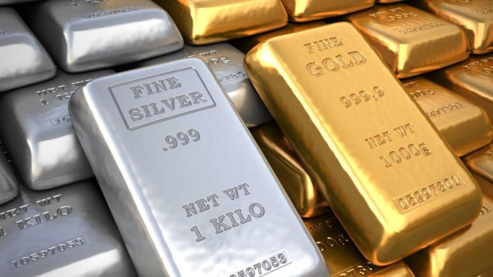 الذهب يتراجع والفضة ترتفع 0.1% 