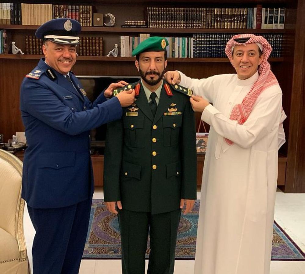 السفير بالإمارات يقلد «الصقير» رتبته الجديدة