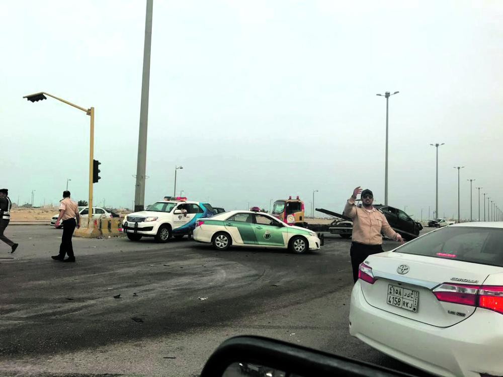 «حارس أمن» يمارس مهام رجال المرور بالدمام