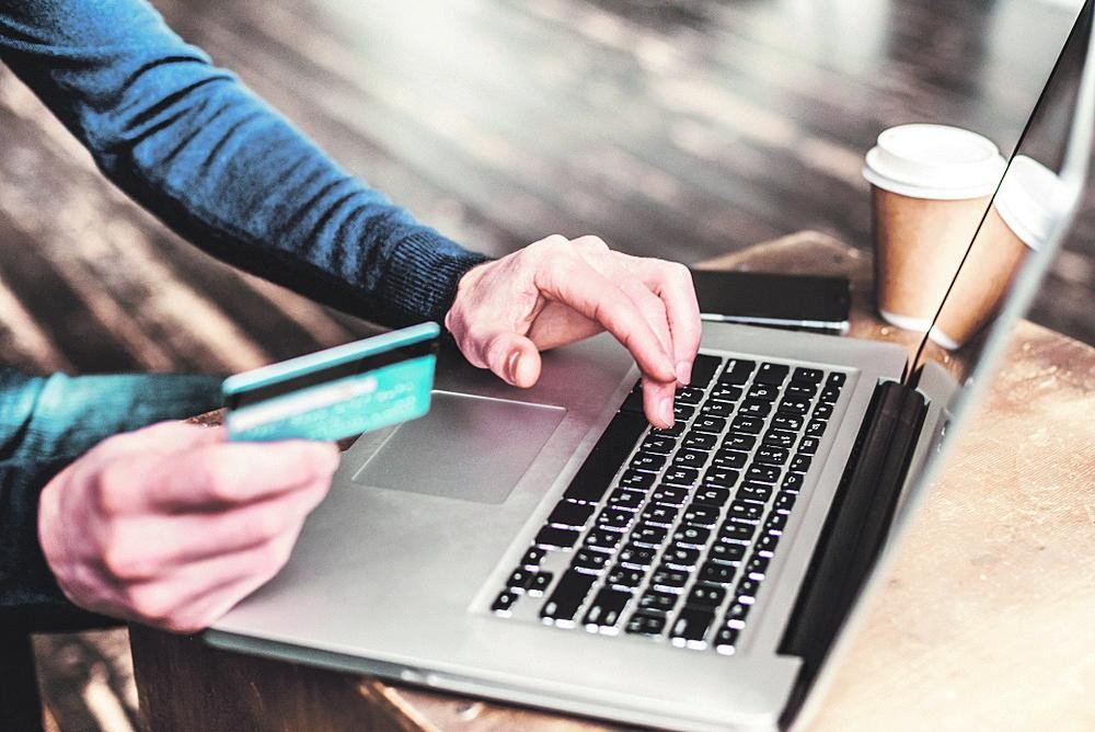 استبعاد استخراج بطاقات ائتمانية عن بعد
