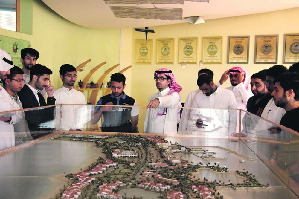 35 طالبا جامعيا يطلعون على تصاميم منتجعات الخبر