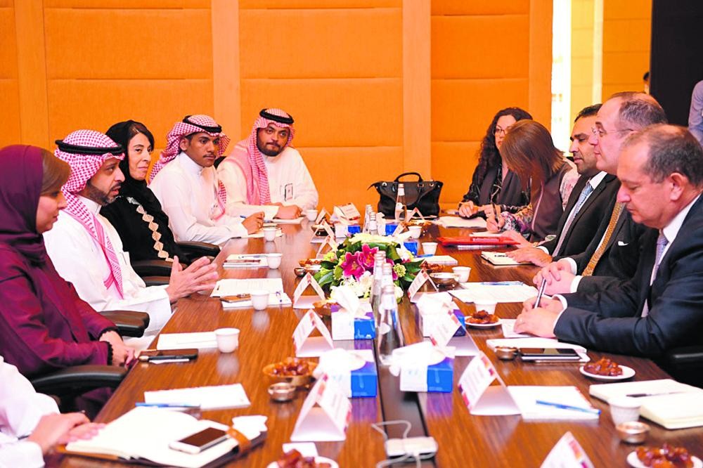 بحث التعاون الثقافي مع وفد بريطاني