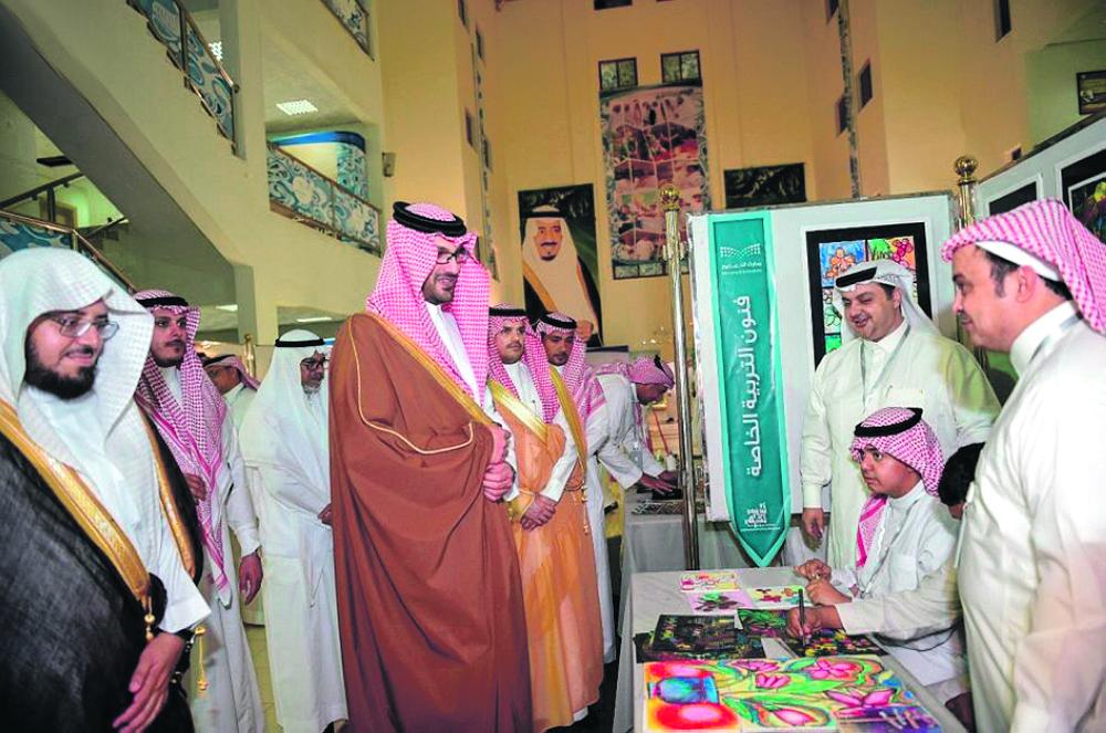 تكريم الطلاب المتفوقين والمتميزين بالمدينة