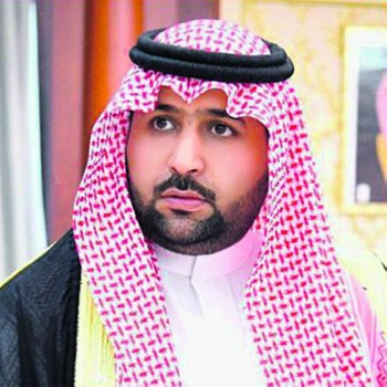 نائب أمير جازان ينقل تعازي القيادة لذوي الشهيد هزازي