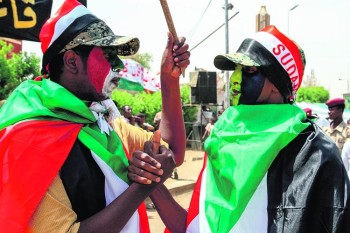 البشير يغسل الأموال وينهب ثروة السودانيين
