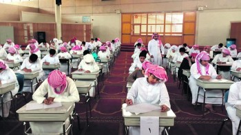 لأول مرة.. بطاقات تحفيزية على طاولات الاختبارات بالشرقية