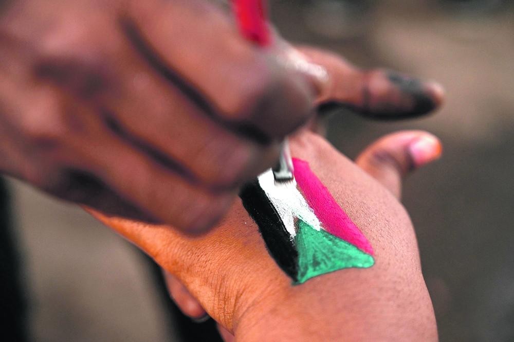 دعم سعودي - إماراتي بـ3 مليارات.. والسودان يشيد