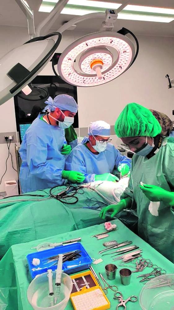 طفل يسمع أسرته لأول مرة بعد 15 شهرا بالجبيل