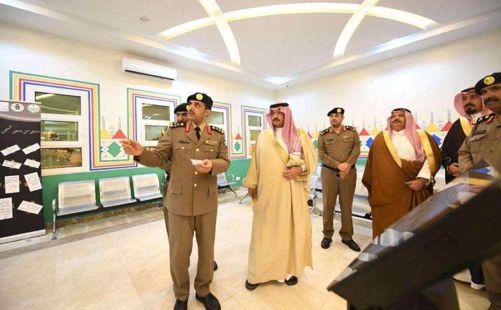 أمير عسير يدشن مشروعات في سجن أبها