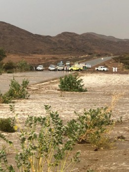 مدني الباحة يباشر حالات احتجاز جرّاء الأمطار