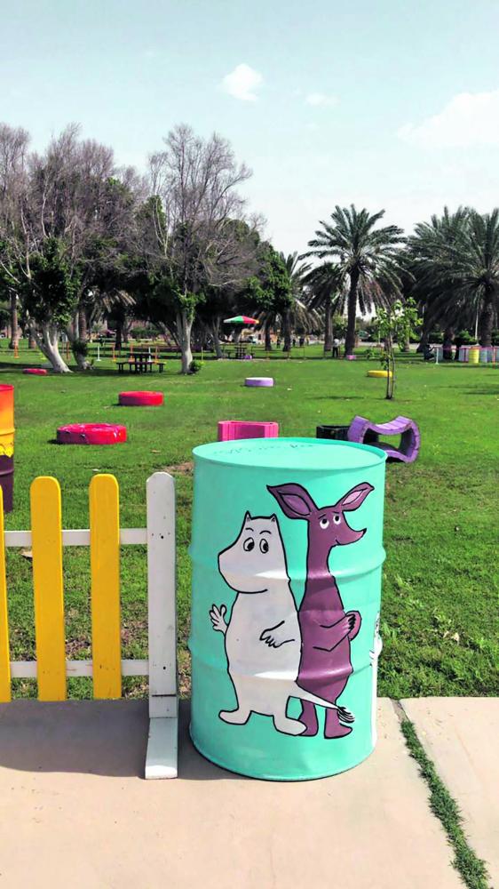 3 شباب يبعثون رسائل فنية بتحويل الحاويات لتحف جمالية