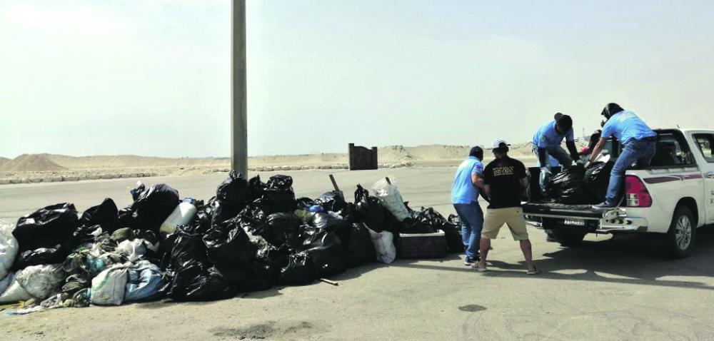 الجالية الفلبينية تنظف الواجهة البحرية بالقطيف