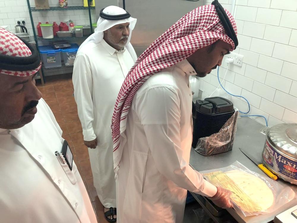 إتلاف 268 كيلو أغذية منتهية الصلاحية بالخفجي