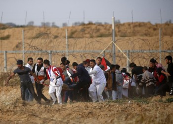 إصابة عشرات الفلسطينيين خلال قمع المسيرات السلمية بغزة