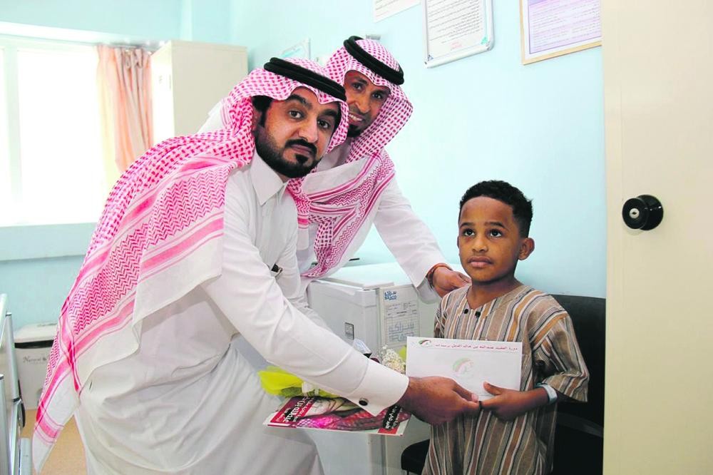 لجنة دورة الدبل تزور أطفال مستشفى الولادة