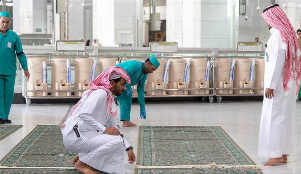 بالصور.. 21 ألف سجادة تكسو المسجد الحرام