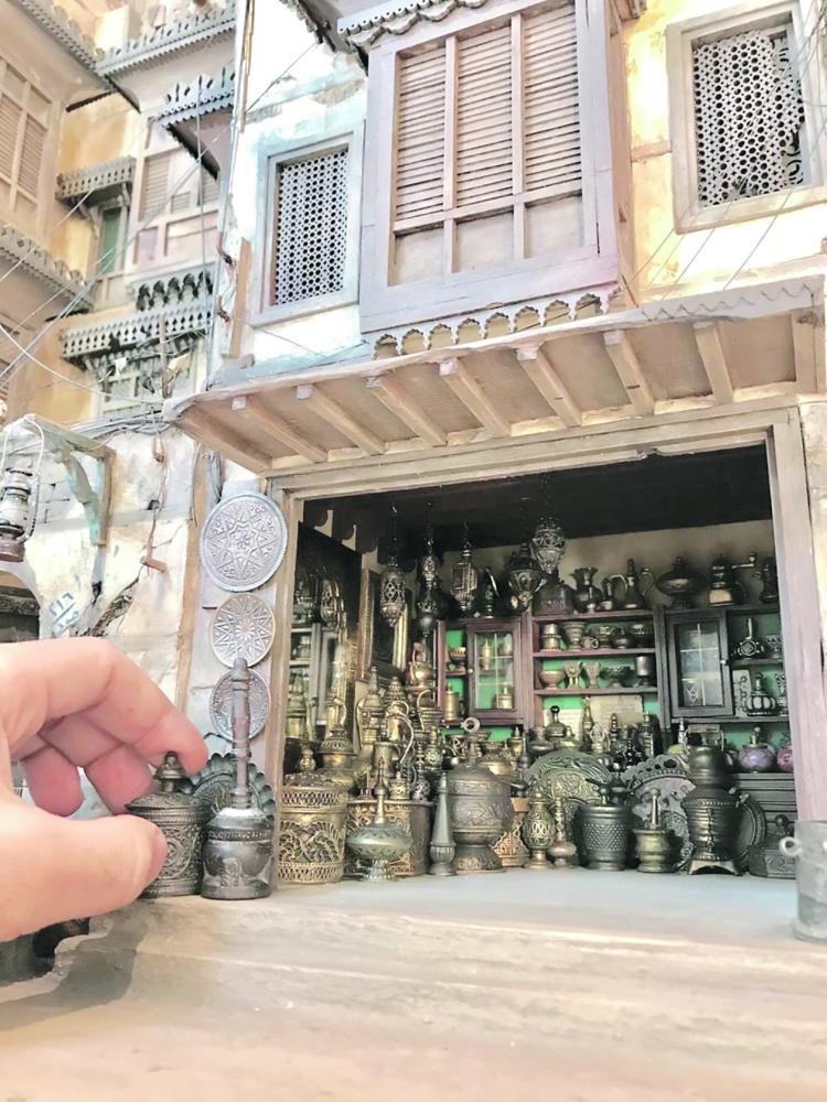 تشكيلي يجسد أحياء جدة القديمة بمتحف حجازي مصغر