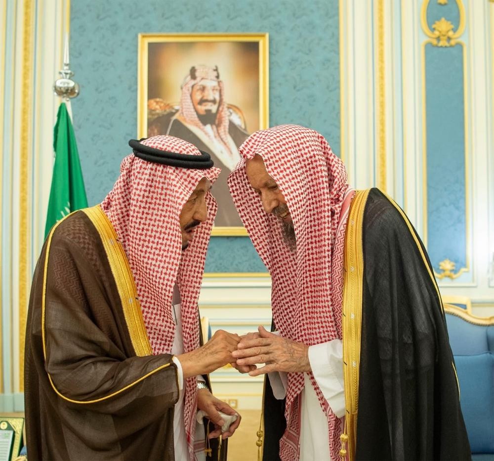 الملك يستقبل الأمراء والمفتي وجمعاً من المواطنين