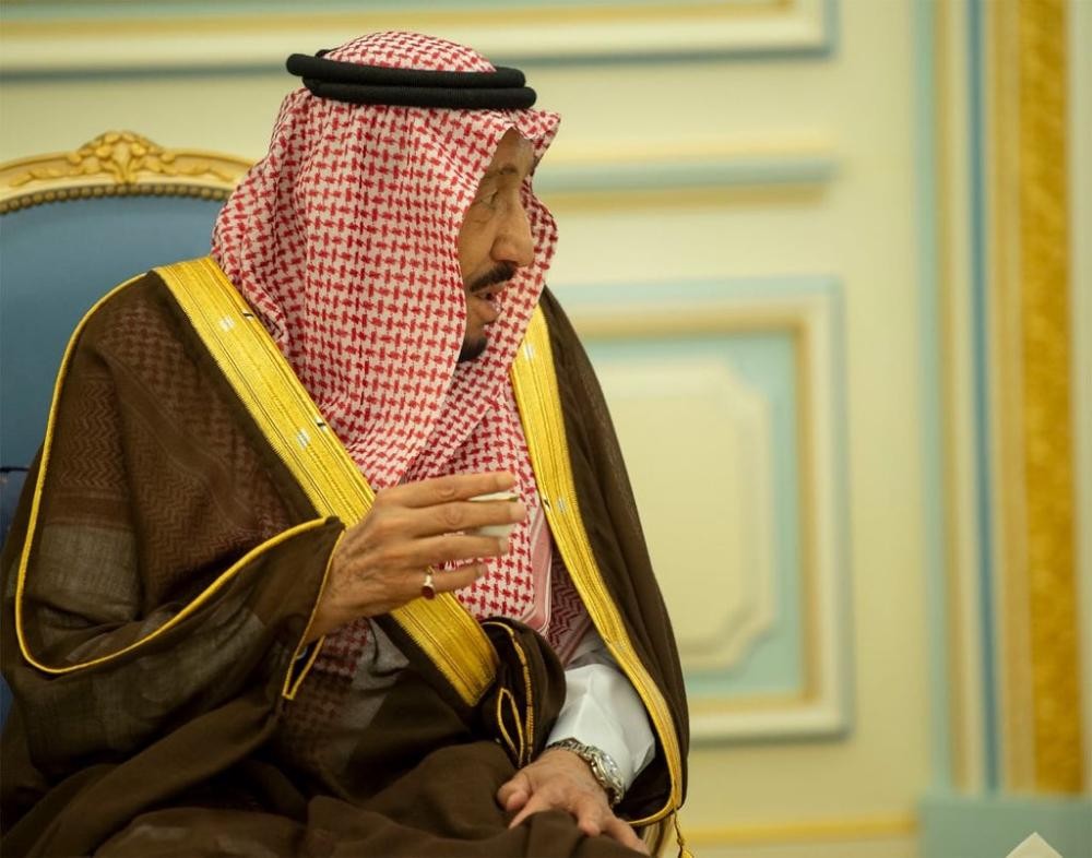 الملك يستقبل الأمراء والمفتي وجمعاً من المواطنين