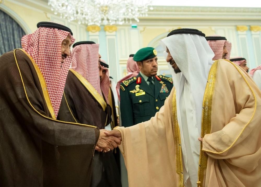 الملك يستقبل الأمراء والمفتي وجمعاً من المواطنين