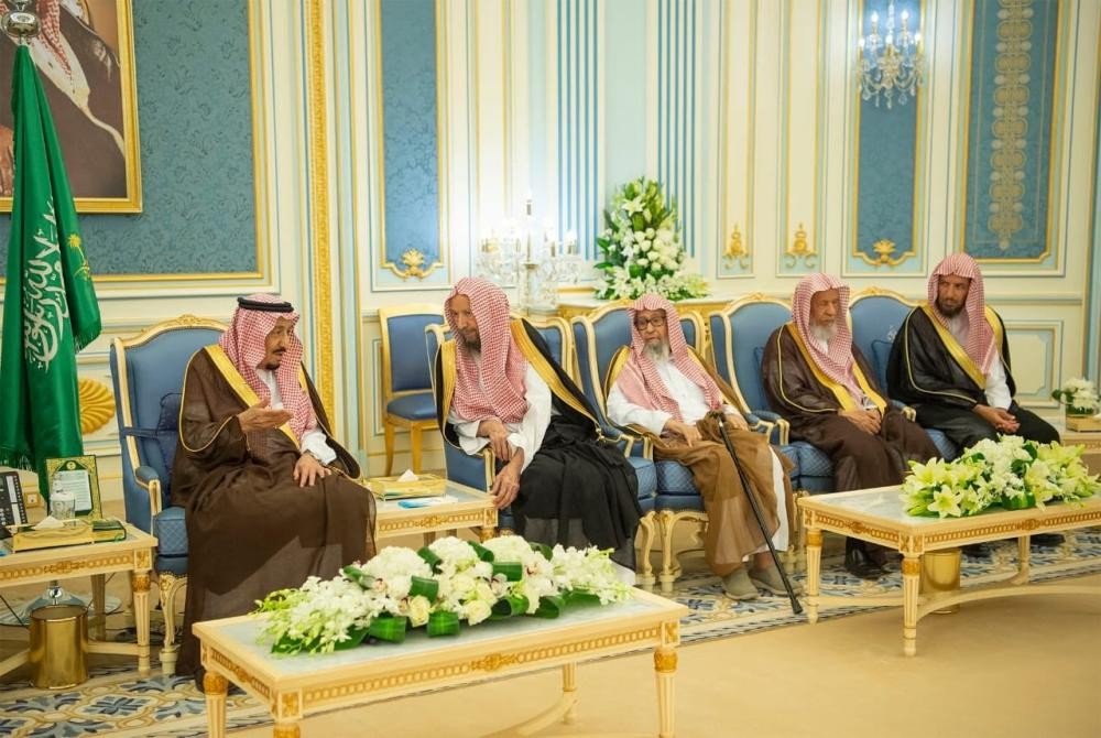 الملك يستقبل الأمراء والمفتي وجمعاً من المواطنين