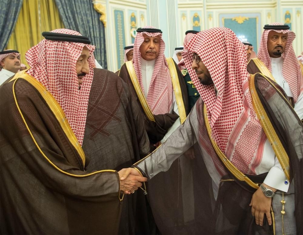 الملك يستقبل الأمراء والمفتي وجمعاً من المواطنين