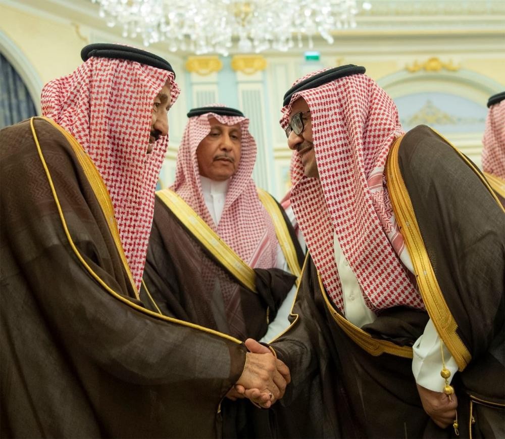 الملك يستقبل الأمراء والمفتي وجمعاً من المواطنين