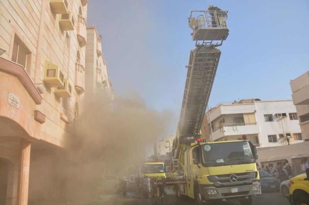 إخماد حريق في موقف سيارات بجدة