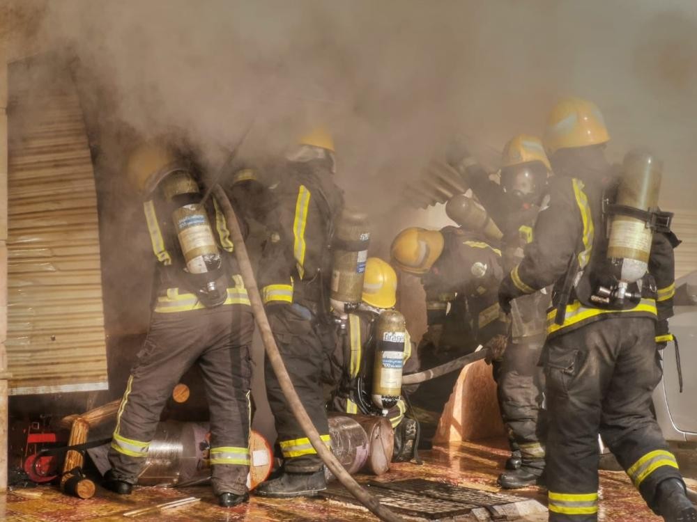 إخماد حريق في موقف سيارات بجدة