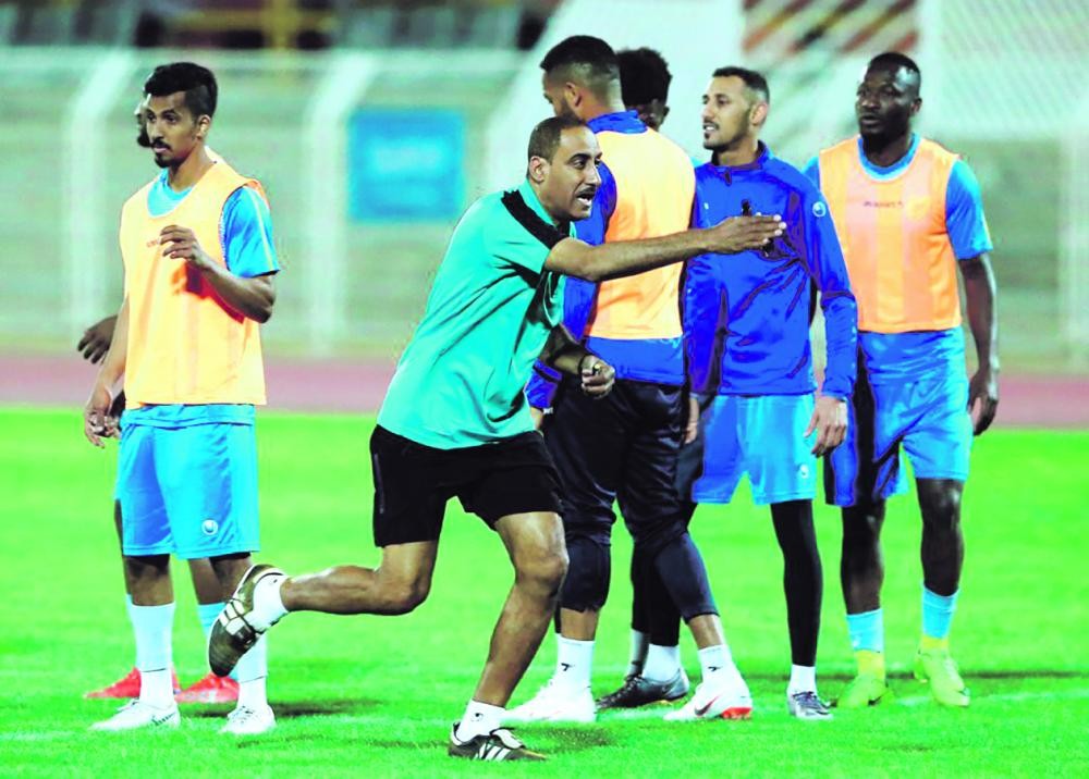 «أمواج الخليج» تهدد بإغراق الطائي