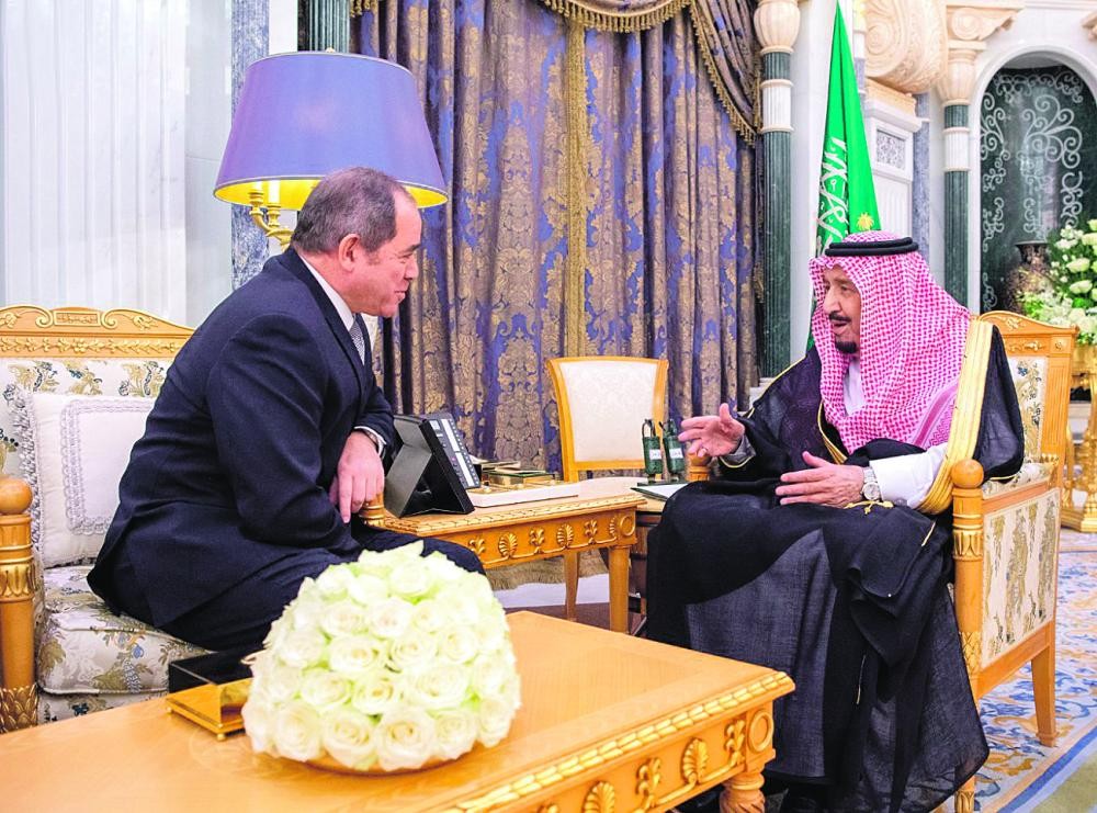 الملك يبحث المستجدات مع وزير خارجية الجزائر
