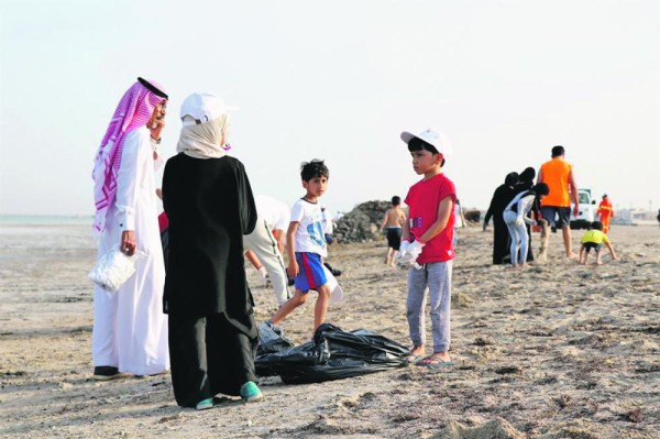 250 متطوعا ينظفون شاطئ الرملة البيضاء بتاروت