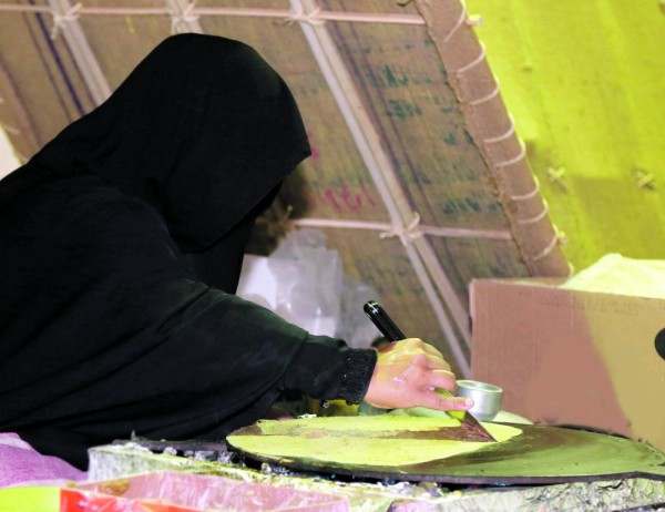 سباق بين سيدات الأحساء لصنع «خبز الرقاق»
