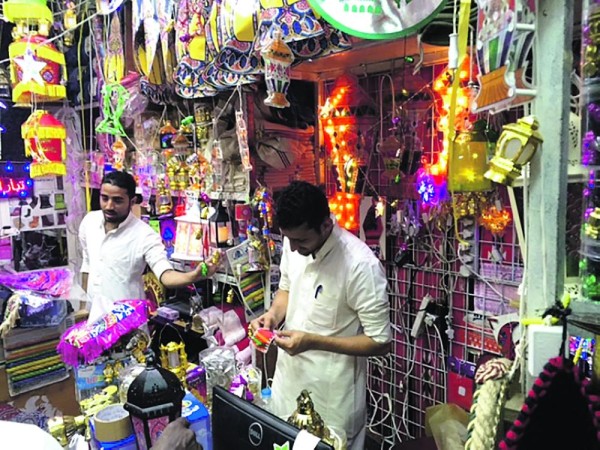 «فانوس رمضان» يزين شوارع ومحلات جدة