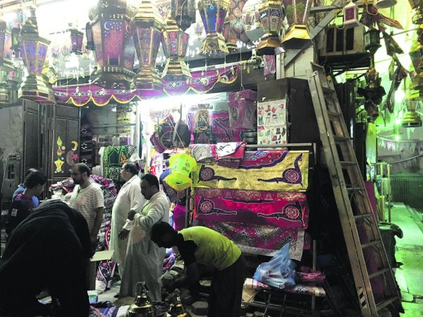 «فانوس رمضان» يزين شوارع ومحلات جدة