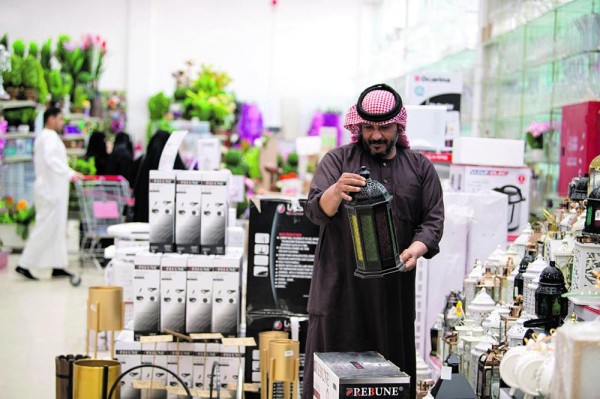 إقبال لافت على مستلزمات رمضان
