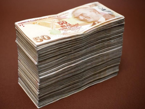 نزيف الخسائر لا يتوقف.. تراجع كبير لليرة التركية أمام الدولار