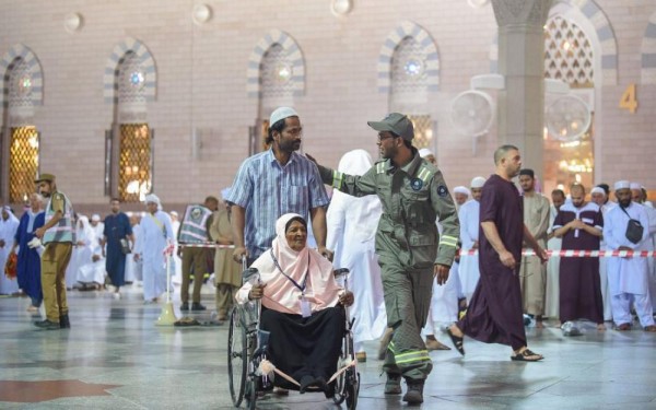 1300 شاب وفتاة  فى خدمة خدمة المصلين بالمسجد النبوي